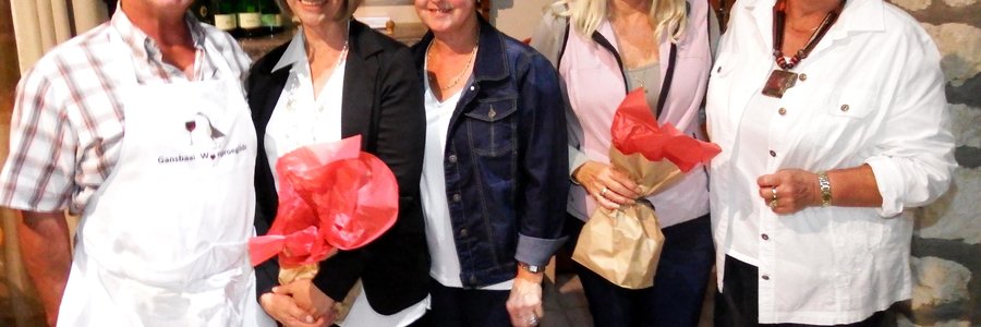 Vlnr is Steve Serbon, Suzette Lamprecht (aanbieder), Adri   Latsky, Julia Barlow (Lighthouse Tavern) en Louise de Villiers tydens die oorhandiging van blyke van waardering